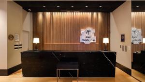 una grande scrivania nera in una stanza con un cartello di ANA Holiday Inn Sendai, an IHG Hotel a Sendai