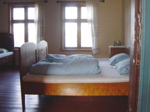 Vuode tai vuoteita majoituspaikassa Seven-Bedroom Holiday home in Flatanger 1