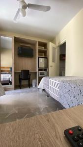 Habitación de hotel con cama y TV de pantalla plana. en La Posada de Pepe, en Piura