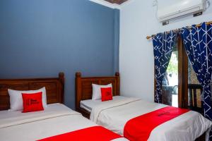 Un pat sau paturi într-o cameră la RedDoorz at Pakuncen Malioboro Yogyakarta