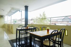 A restaurant or other place to eat at RedDoorz at Pakuncen Malioboro Yogyakarta