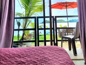 a bedroom with a bed and a view of the ocean at Casa Bajo Congo in Colón