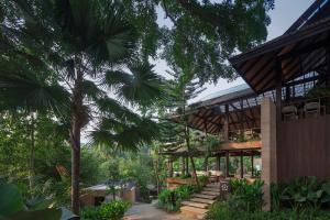 ein Gebäude mit einer Palme davor in der Unterkunft The Spa Resorts - Lamai Village in Nathon Bay