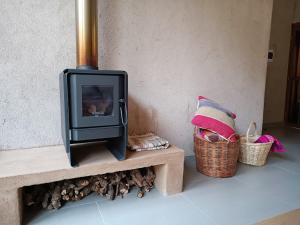 a tv sitting on a bench next to a wall at Piuquenes Lodge - Cabañas Valle de Elqui in Horcon