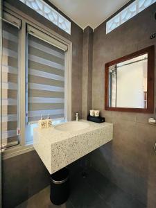 uma casa de banho com um grande lavatório e uma janela em MAISON DU CIEL DALAT em Da Lat