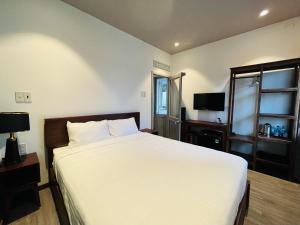 A bed or beds in a room at MAISON DU CIEL DALAT