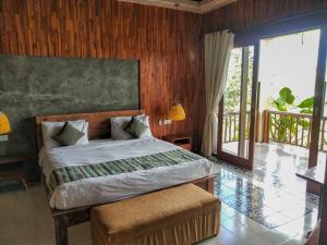 Llit o llits en una habitació de La Pan Nam Exotic Villas and Spa