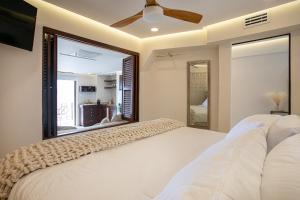 Sunscape Residence Tower في بويرتو فايارتا: غرفة نوم بسرير ومرآة كبيرة