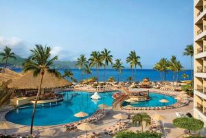 - une vue sur un complexe avec une piscine et des palmiers dans l'établissement Sunscape Residence Tower, à Puerto Vallarta