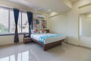 Ліжко або ліжка в номері Home Exotic Studio Kalamboli
