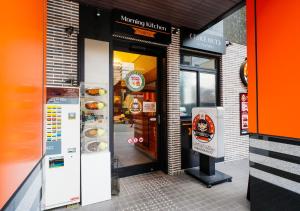una entrada a una panadería con un cartel en la puerta en APA Hotel Midosujihonmachieki Higashi en Osaka