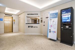 Zugang zu einem Krankenhauszimmer mit einem Verkaufsautomaten in der Unterkunft No25 Hotel Jeonju Sanjeong in Jeonju