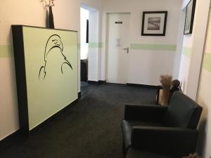 ein Zimmer mit einer Tür mit einer Geisterzeichnung darauf in der Unterkunft Hotel Augsburg Goldener Falke in Augsburg