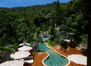 einen Pool in einem Resort mit Sonnenschirmen in der Unterkunft The Spa Resorts - Lamai Village in Nathon Bay