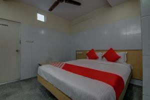 Tempat tidur dalam kamar di OYO Mayur's Residency Near Malkpet