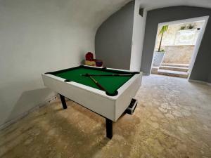 - un billard dans une salle dans l'établissement 5BR amazing house picusi AC old city, à Carthagène des Indes