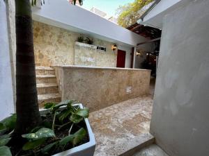une maison avec des escaliers et des plantes dans une cour dans l'établissement 5BR amazing house picusi AC old city, à Carthagène des Indes