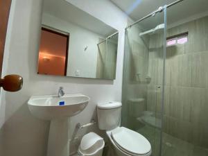 une salle de bain avec toilettes, lavabo et douche dans l'établissement 5BR amazing house picusi AC old city, à Carthagène des Indes 24 autres photos