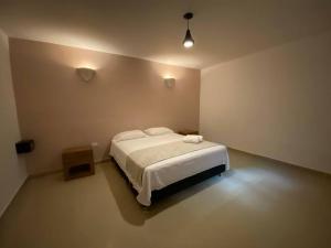 une chambre avec un lit blanc dans une pièce dans l'établissement 5BR amazing house picusi AC old city, à Carthagène des Indes