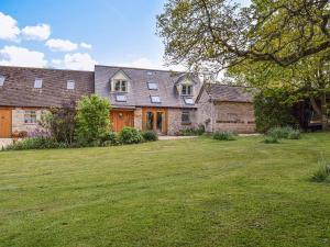 a house with a large yard in front of it at Carpenters Barn in Combrook