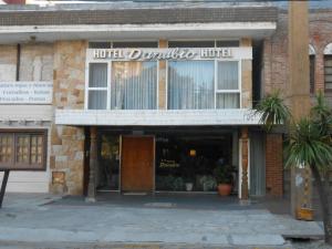 una tienda frente a un edificio de ladrillo en Hotel Danubio en Villa Gesell