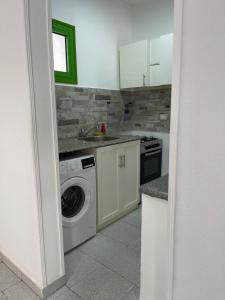 cocina con lavadora y fregadero en City Center Apartment - Neama Bay, en Sharm El Sheikh