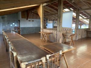 una gran mesa de madera y sillas en una habitación en Posada Quetzalin, en Cuetzalán del Progreso
