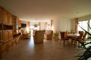 a living room with a table and chairs at Schönes & gemütliches Ferienhaus nahe der Nordsee in Schortens