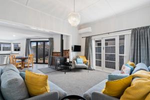 Χώρος καθιστικού στο Lake Dunstan Cottage - Cromwell Holiday Home