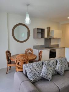 een woonkamer met een bank en een tafel bij Elegant 1-bedroom apartment with close amenities in Quatre Bornes
