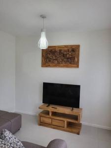uma sala de estar com uma televisão de ecrã plano e um sofá em Elegant 1-bedroom apartment with close amenities em Quatre Bornes