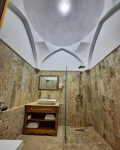 y baño con ducha y lavamanos. en Marhaba boutique Madrasah 15th-16th century en Bukhara