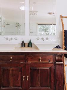 a bathroom with a sink and a mirror at Romantic Cottage, Tamborine Mountain in Mount Tamborine