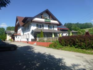 a building on the side of a street at ROSSLWIRT-Rast in Strass im Attergau