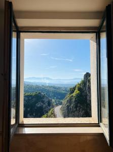 ventana con vistas a la montaña en Casetta nel Borgo Pianello con vista panoramica, en Muro Lucano
