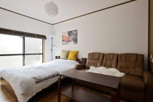 Guest House TIHARU 6bedrooms12people max and Straight to USJ and Near the hot springにあるシーティングエリア
