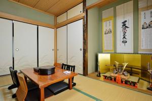 Guest House TIHARU 6bedrooms12people max and Straight to USJ and Near the hot springにあるシーティングエリア