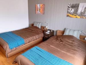 Guest House TIHARU 6bedrooms12people max and Straight to USJ and Near the hot springにあるベッド