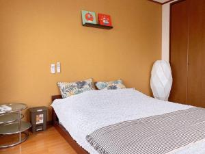 Guest House TIHARU 6bedrooms12people max and Straight to USJ and Near the hot springにあるベッド