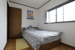 Guest House TIHARU 6bedrooms12people max and Straight to USJ and Near the hot springにあるベッド