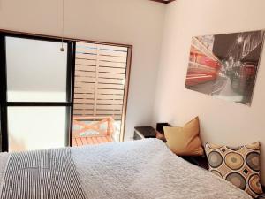 Guest House TIHARU 6bedrooms12people max and Straight to USJ and Near the hot springにあるベッド