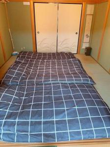 Guest House TIHARU 6bedrooms12people max and Straight to USJ and Near the hot springにあるベッド