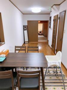 Guest House TIHARU 6bedrooms12people max and Straight to USJ and Near the hot springにあるシーティングエリア