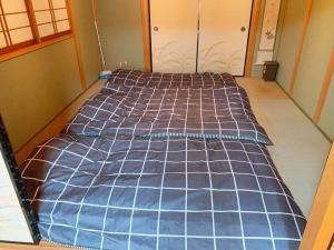 Guest House TIHARU 6bedrooms12people max and Straight to USJ and Near the hot springにあるベッド