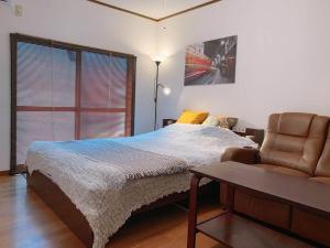 Guest House TIHARU 6bedrooms12people max and Straight to USJ and Near the hot springにあるベッド