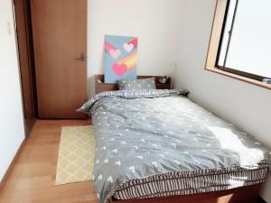 Guest House TIHARU 6bedrooms12people max and Straight to USJ and Near the hot springにあるベッド