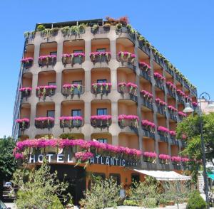 ein Hotel mit Blumentopfen an der Seite eines Gebäudes in der Unterkunft Hotel Atlantic in Arona