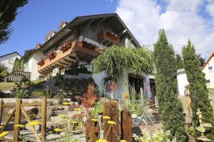 ein Haus mit Garten davor in der Unterkunft Ferienwohnungen Herzog in Haundorf