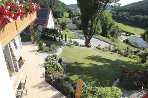 einen Balkon mit Gartenblick in der Unterkunft Ferienwohnungen Herzog in Haundorf