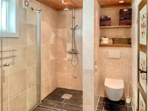 y baño con ducha y aseo. en Vasethytta - cabin with a lovely view en Brujordet